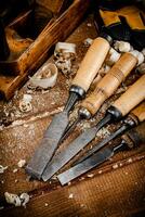 varios trabajando herramientas en madera en el mesa. foto