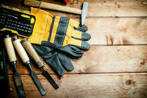 un conjunto de construcción herramientas en el mesa. foto