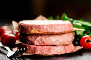 crudo hamburguesa con Tomates y perejil. foto