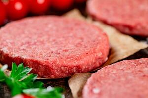 crudo hamburguesa con Fresco Tomates. foto