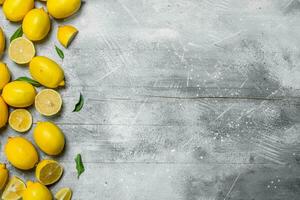 jugoso amarillo limones con hojas. foto