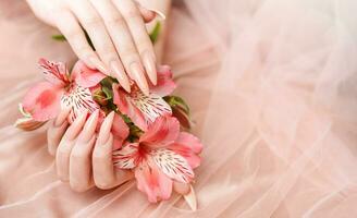 elegante pastel rosado natural manicura. foto