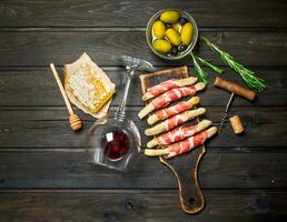 carne aperitivo en palitos de pan con rojo vino. foto