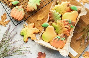 multicolor otoño hecho en casa galletas en un regalo caja foto