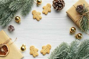 Navidad regalos, pan de jengibre galletas, decoraciones con Navidad árbol. foto