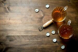 dos cervezas y abrelatas con cubre foto