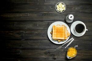 desayuno. tostado un pan con mantequilla y aromático café. foto