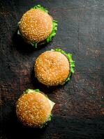 hamburguesas con carne de vaca y vegetales. foto