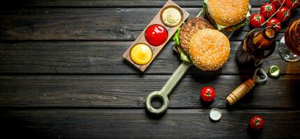 hamburguesas con cerveza en un botella y un vaso. foto