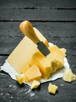 parmesano queso en papel con un cuchillo. foto