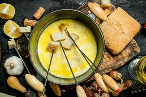 delicioso fondue queso con blanco vino. foto