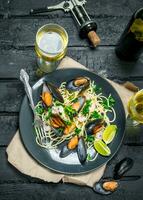 Mediterráneo alimento. Mariscos espaguetis con almejas y blanco vino. foto
