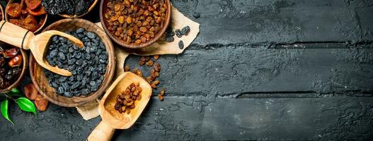 Raisins in a bowl with a scoop. photo