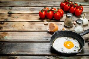 frito huevo en un pan con Tomates. foto