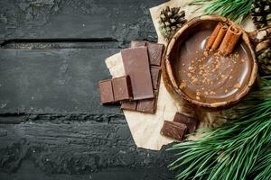 caliente chocolate con canela palos foto