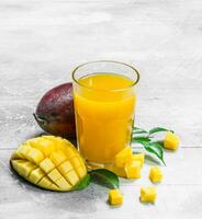 mango jugo en vaso. foto