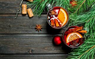 Navidad caliente reflexionado vino con especias y aromático hierbas. foto