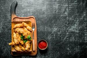 pollo tiras en un plato con perejil y tomate salsa. foto