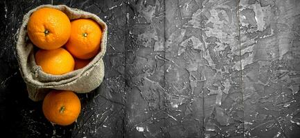 Fresco naranjas en el bolsa. foto