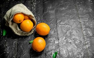 Fresco naranjas en el bolsa. foto