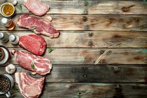 crudo carne. carne de vaca filetes y Cerdo con especias foto