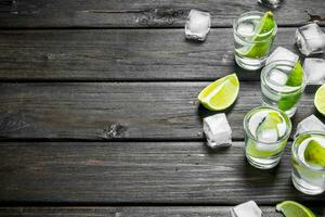 vodka en un Disparo vaso de Lima y hielo. foto