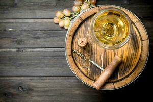 vino antecedentes. un antiguo barril de blanco vino. foto