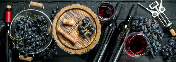 vino antecedentes. rojo vino con uvas y un antiguo barril. foto