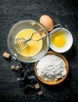 harina con huevos y formas para el preparación de galletas. foto