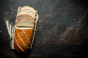 rebanado un pan con espiguillas foto