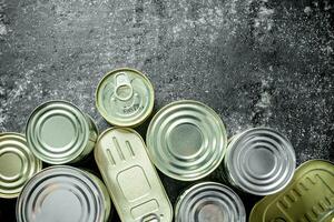 grupo de cerrado estaño latas con Enlatado alimento. foto