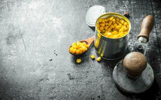Enlatado maíz en un estaño lata y un cuchara. foto