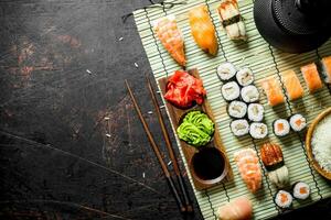 conjunto de japonés Sushi rollos con salsa y palillos. foto
