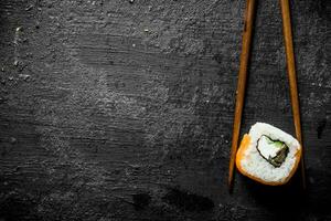 pedazo de delicioso japonés Sushi rollos con palos foto