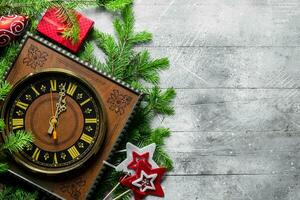 reloj con Navidad decoraciones y abeto sucursales. foto