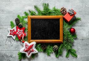 foto marco con Navidad decoraciones, conos y abeto sucursales.