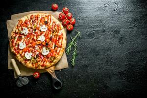 fragante Pizza con Tomates y Romero. foto