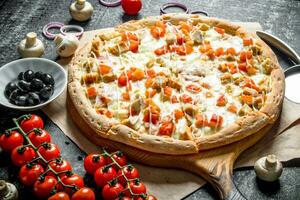 fragante Pizza con pollo y Tomates. foto