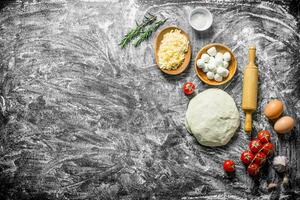 crudo Pizza. masa con queso y Cereza Tomates. foto