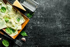Ravioles con ajo, queso y Espinacas. foto