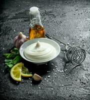 mayonesa con aceituna aceite, limón y ajo. foto