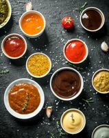 diferente tipos de salsas en bochas. foto