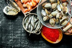 un variedad de delicioso Mariscos con caviar en el lámina. foto