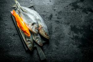 Fresco crudo pescado en un corte tablero. foto