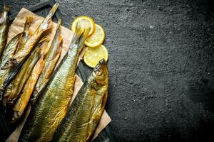 diferente tipos de ahumado pescado con limón piezas. foto