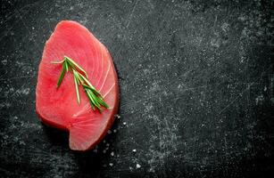 pedazo de crudo atún con Romero. foto