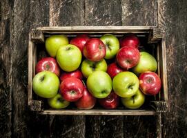 caja con Fresco rojo y verde manzanas foto