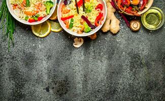 asiático alimento. chino tallarines con vegetales y camarón. foto