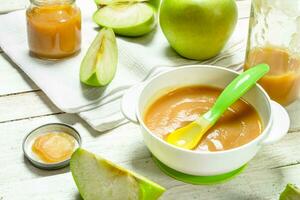 Baby food. Baby puree from fresh green apples. photo