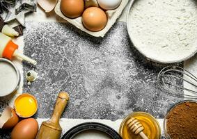 horneando antecedentes. varios ingredientes a preparar delicioso galletas. foto